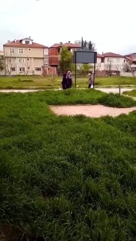 Dilencilikte çığır açan yöntem.. Yüksek sesle ilahi okuyarak sokakta dilendiler