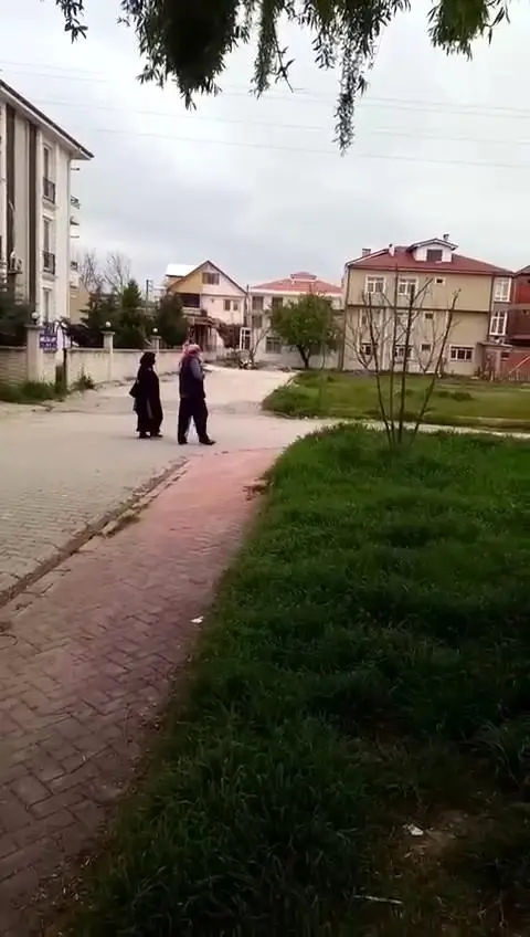 Dilencilikte çığır açan yöntem.. Yüksek sesle ilahi okuyarak sokakta dilendiler