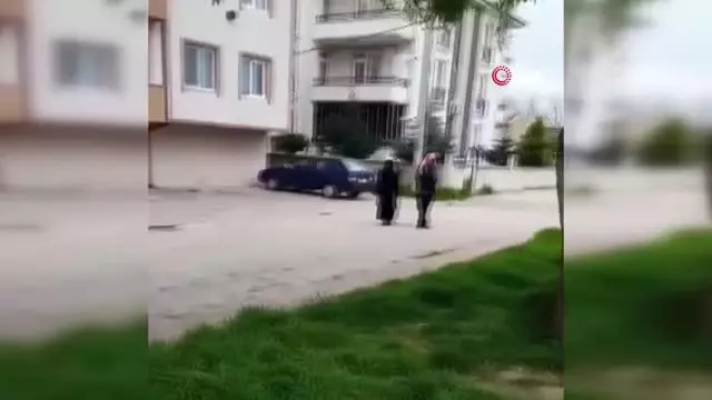Dilencilikte çığır açan yöntem.. Yüksek sesle ilahi okuyarak sokakta dilendiler