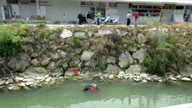 Elektrikli bisikletiyle dereye uçan kadın turist ölümden döndü Elektrikli bisikletiyle dereye uçan kadın turist ölümden döndü