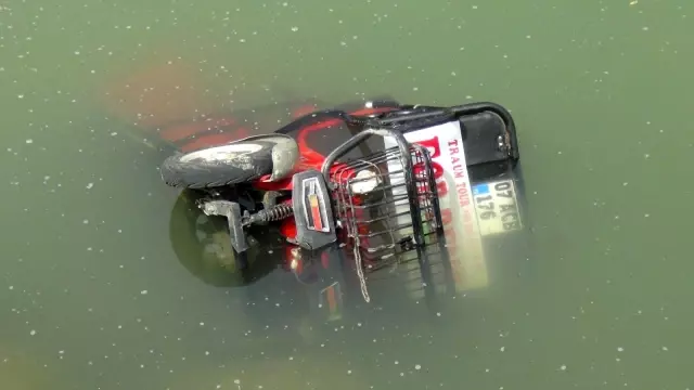 Elektrikli bisikletiyle dereye uçan kadın turist ölümden döndü Elektrikli bisikletiyle dereye uçan kadın turist ölümden döndü