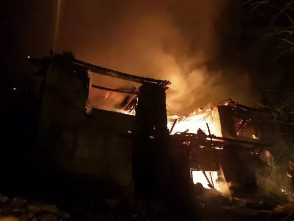 KARAMAN ERMENEK'TE 5 EV YANDI - KARAMAN ERMENEK'TE 5 EV YANDI -