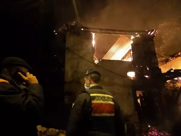 KARAMAN ERMENEK'TE 5 EV YANDI - KARAMAN ERMENEK'TE 5 EV YANDI -