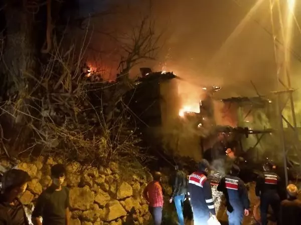 KARAMAN ERMENEK'TE 5 EV YANDI - KARAMAN ERMENEK'TE 5 EV YANDI -