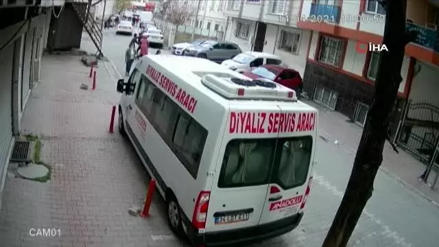 Karısını takip eden tacizciyi sokak ortasında evire çevire dövdü! Öfkeli kocanın dayağı kamerada Karısını takip eden tacizciyi sokak ortasında evire çevire dövdü! Öfkeli kocanın dayağı kamerada