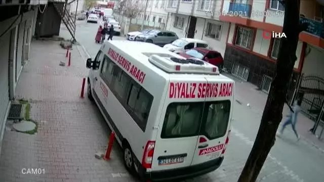 Karısını takip eden tacizciyi sokak ortasında evire çevire dövdü! Öfkeli kocanın dayağı kamerada Karısını takip eden tacizciyi sokak ortasında evire çevire dövdü! Öfkeli kocanın dayağı kamerada