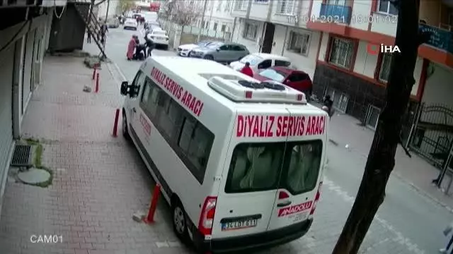 Karısını takip eden tacizciyi sokak ortasında evire çevire dövdü! Öfkeli kocanın dayağı kamerada Karısını takip eden tacizciyi sokak ortasında evire çevire dövdü! Öfkeli kocanın dayağı kamerada