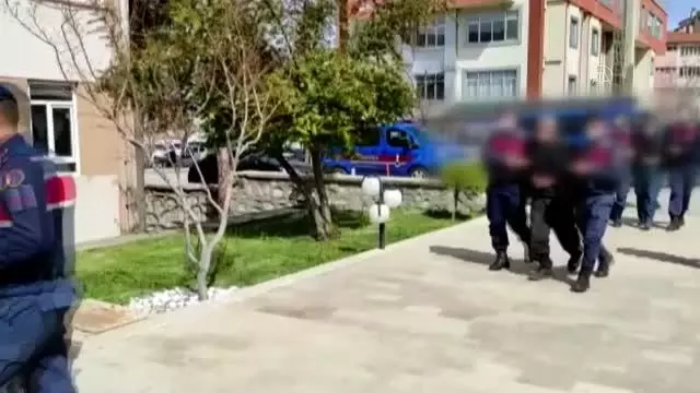 Evlilik vaadiyle 2 kişiyi dolandırdığı iddia edilen 4 şüpheli tutuklandı Evlilik vaadiyle 2 kişiyi dolandırdığı iddia edilen 4 şüpheli tutuklandı