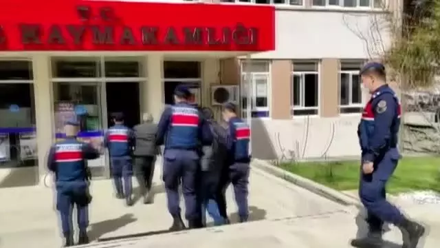 Evlilik vaadiyle 2 kişiyi dolandırdığı iddia edilen 4 şüpheli tutuklandı Evlilik vaadiyle 2 kişiyi dolandırdığı iddia edilen 4 şüpheli tutuklandı
