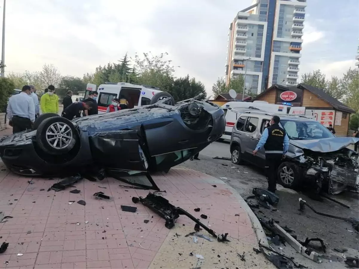 Son dakika haber | Otomobiller çarpıştı.. Feci kaza güvenlik kamerasına yansıdı