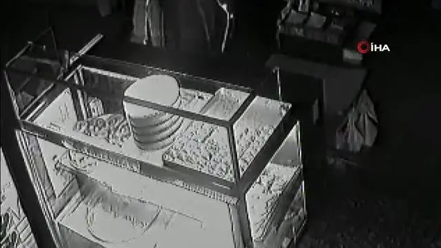 İftardan sonra pastaneden tatlı ve para çaldı İftardan sonra pastaneden tatlı ve para çaldı