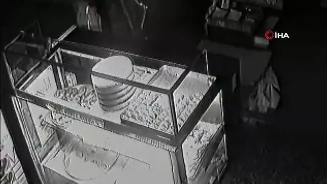 İftardan sonra pastaneden tatlı ve para çaldı İftardan sonra pastaneden tatlı ve para çaldı