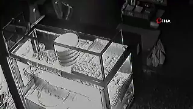 İftardan sonra pastaneden tatlı ve para çaldı İftardan sonra pastaneden tatlı ve para çaldı