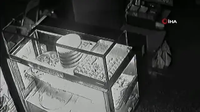 İftardan sonra pastaneden tatlı ve para çaldı İftardan sonra pastaneden tatlı ve para çaldı