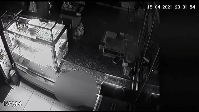 İftardan sonra pastaneden tatlı ve para çaldı İftardan sonra pastaneden tatlı ve para çaldı