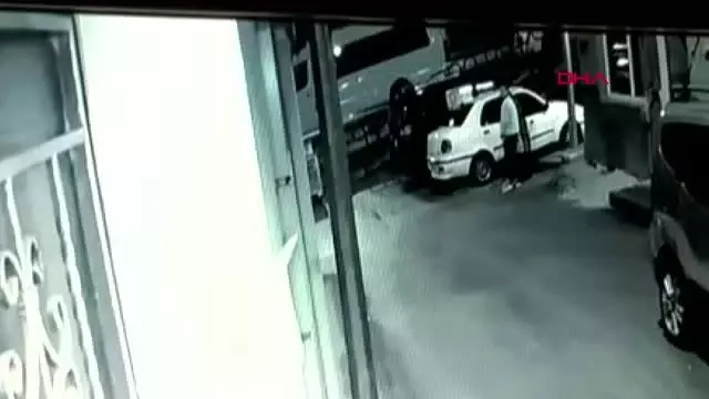 İKİ HIRSIZIN, OTOMOBİLDEN TEYP ÇALMASI GÜVENLİK KAMERASINDA İKİ HIRSIZIN, OTOMOBİLDEN TEYP ÇALMASI GÜVENLİK KAMERASINDA