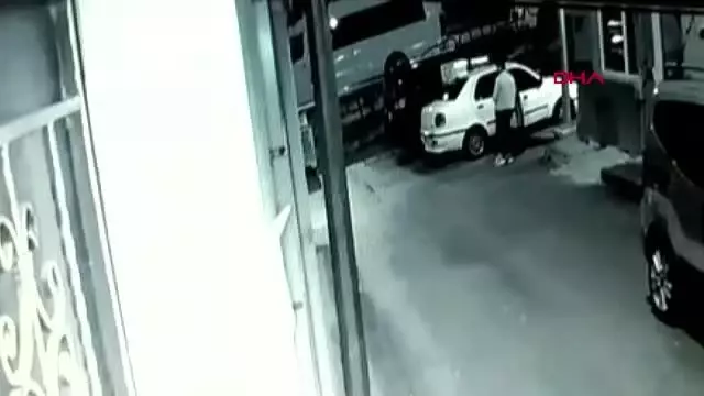 İKİ HIRSIZIN, OTOMOBİLDEN TEYP ÇALMASI GÜVENLİK KAMERASINDA İKİ HIRSIZIN, OTOMOBİLDEN TEYP ÇALMASI GÜVENLİK KAMERASINDA