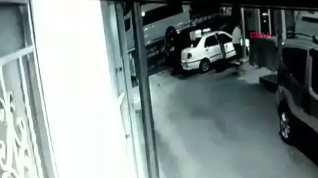 İKİ HIRSIZIN, OTOMOBİLDEN TEYP ÇALMASI GÜVENLİK KAMERASINDA İKİ HIRSIZIN, OTOMOBİLDEN TEYP ÇALMASI GÜVENLİK KAMERASINDA