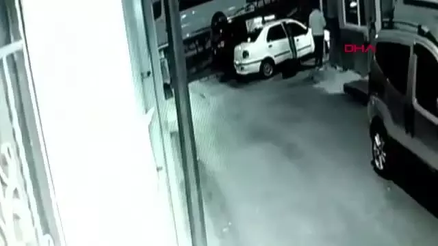 İKİ HIRSIZIN, OTOMOBİLDEN TEYP ÇALMASI GÜVENLİK KAMERASINDA İKİ HIRSIZIN, OTOMOBİLDEN TEYP ÇALMASI GÜVENLİK KAMERASINDA