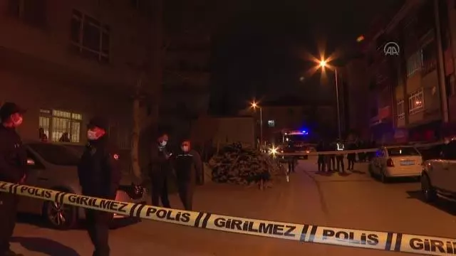 İnşaat kazısının temeline zarar verdiği üç katlı bina boşaltıldı İnşaat kazısının temeline zarar verdiği üç katlı bina boşaltıldı