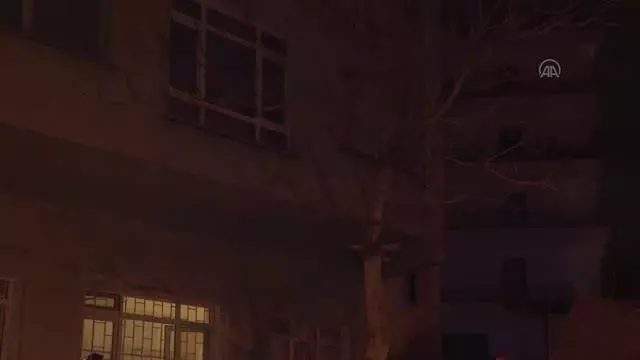 İnşaat kazısının temeline zarar verdiği üç katlı bina boşaltıldı İnşaat kazısının temeline zarar verdiği üç katlı bina boşaltıldı