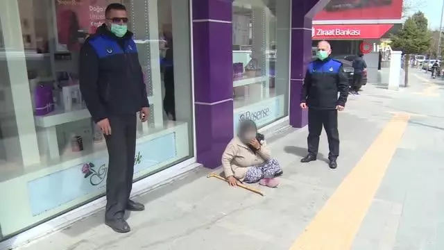 Isparta'da dilenen yaşlı kadın zabıtadan da para istedi Isparta'da dilenen yaşlı kadın zabıtadan da para istedi