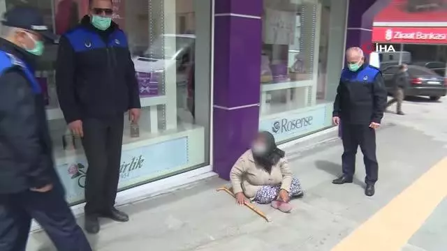Isparta'da dilenen yaşlı kadın zabıtadan da para istedi Isparta'da dilenen yaşlı kadın zabıtadan da para istedi