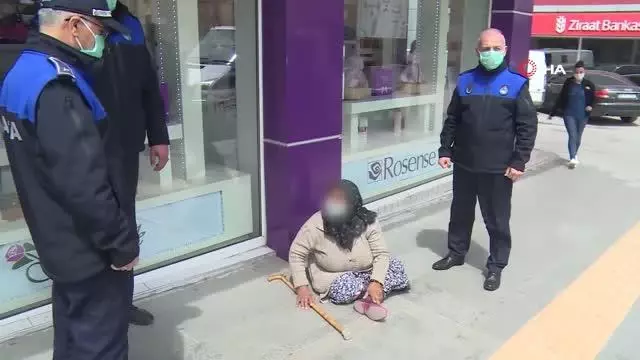 Isparta'da dilenen yaşlı kadın zabıtadan da para istedi Isparta'da dilenen yaşlı kadın zabıtadan da para istedi