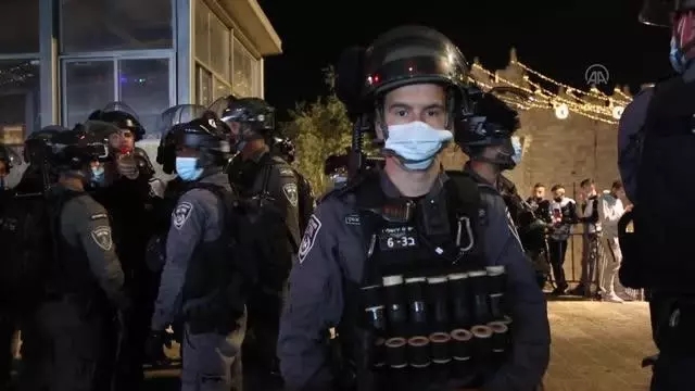 İsrail polisi bir kez daha Kudüs'te teravih namazı sonrası bir araya gelen Filistinlilere müdahale etti İsrail polisi bir kez daha Kudüs'te teravih namazı sonrası bir araya gelen Filistinlilere müdahale etti
