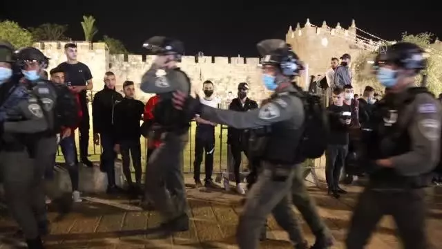 İsrail polisi bir kez daha Kudüs'te teravih namazı sonrası bir araya gelen Filistinlilere müdahale etti İsrail polisi bir kez daha Kudüs'te teravih namazı sonrası bir araya gelen Filistinlilere müdahale etti