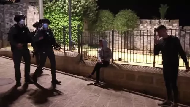İsrail polisi bir kez daha Kudüs'te teravih namazı sonrası bir araya gelen Filistinlilere müdahale etti İsrail polisi bir kez daha Kudüs'te teravih namazı sonrası bir araya gelen Filistinlilere müdahale etti