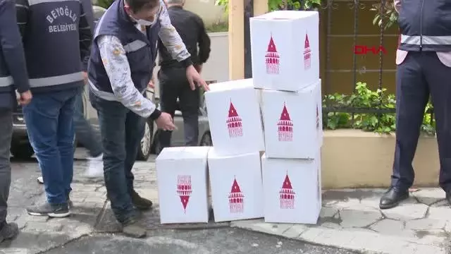 İSTANBUL,BEYOĞLU'NDA YARDIM KOLİLERİ BELEDİYE EKİPLERİ TARAFINDAN KAPI KAPI DAĞITILDI İSTANBUL,BEYOĞLU'NDA YARDIM KOLİLERİ BELEDİYE EKİPLERİ TARAFINDAN KAPI KAPI DAĞITILDI