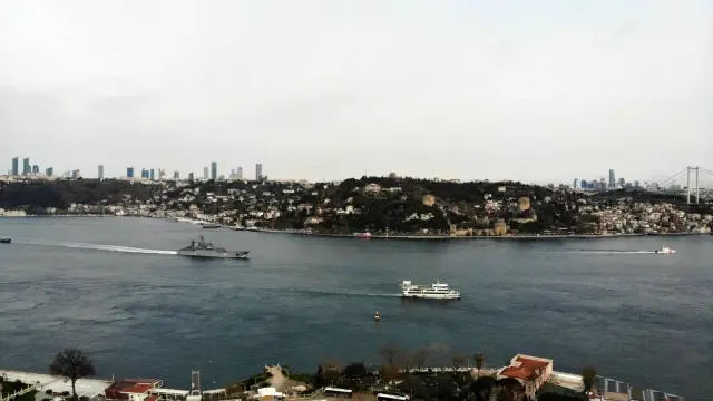 Rus savaş gemileri İstanbul Boğazı'ndan geçti Rus savaş gemileri İstanbul Boğazı'ndan geçti