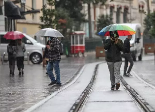 İstanbullular hafta sonuna yağmurla başladı İstanbullular hafta sonuna yağmurla başladı