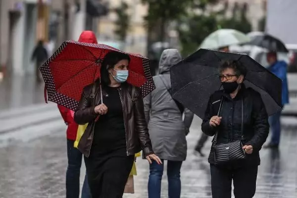 İstanbullular hafta sonuna yağmurla başladı İstanbullular hafta sonuna yağmurla başladı