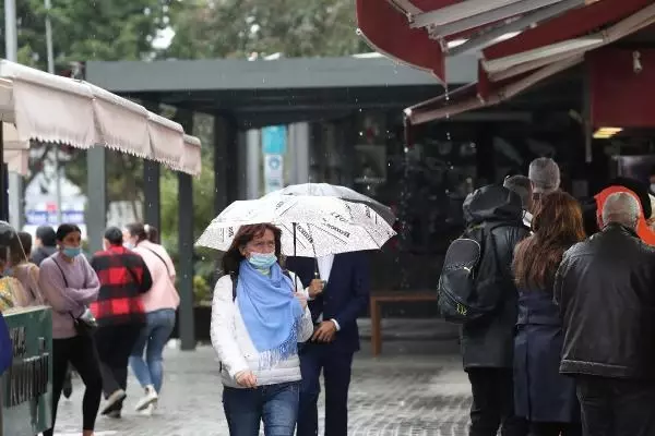 İstanbullular hafta sonuna yağmurla başladı İstanbullular hafta sonuna yağmurla başladı