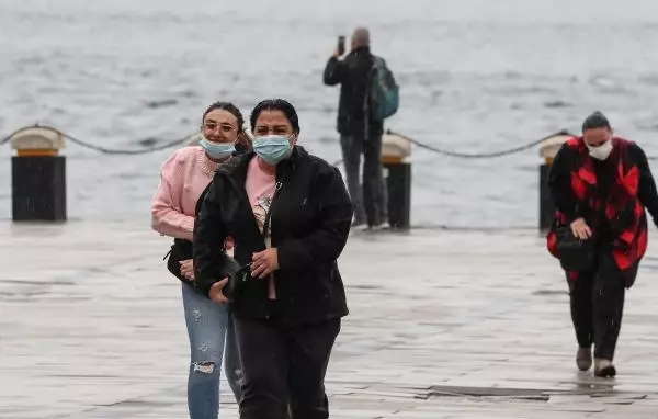 İstanbullular hafta sonuna yağmurla başladı İstanbullular hafta sonuna yağmurla başladı