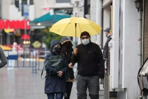 İstanbullular hafta sonuna yağmurla başladı İstanbullular hafta sonuna yağmurla başladı
