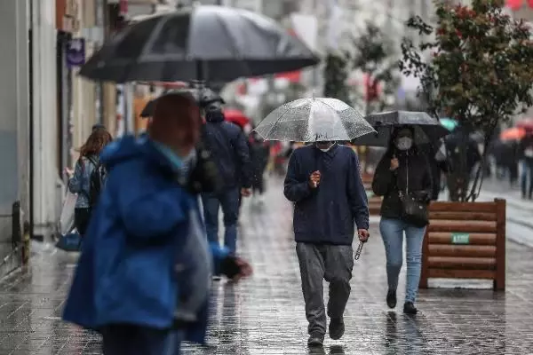 İstanbullular hafta sonuna yağmurla başladı İstanbullular hafta sonuna yağmurla başladı
