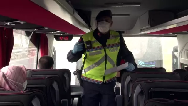 İstanbul İl Jandarma ekiplerinden yolcu otobüslerine Koronavirüs denetimi İstanbul İl Jandarma ekiplerinden yolcu otobüslerine Koronavirüs denetimi