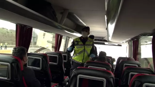 İstanbul İl Jandarma ekiplerinden yolcu otobüslerine Koronavirüs denetimi İstanbul İl Jandarma ekiplerinden yolcu otobüslerine Koronavirüs denetimi