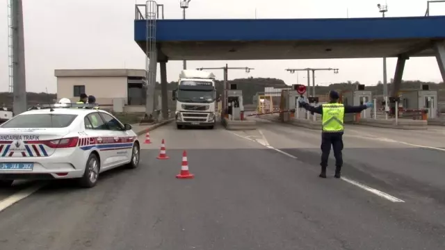 İstanbul İl Jandarma ekiplerinden yolcu otobüslerine Koronavirüs denetimi İstanbul İl Jandarma ekiplerinden yolcu otobüslerine Koronavirüs denetimi
