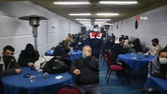 İzmir'de jandarmadan çiftlik evine kumar baskını: 62 kişiye binlerce lira ceza kesildi İzmir'de jandarmadan çiftlik evine kumar baskını: 62 kişiye binlerce lira ceza kesildi