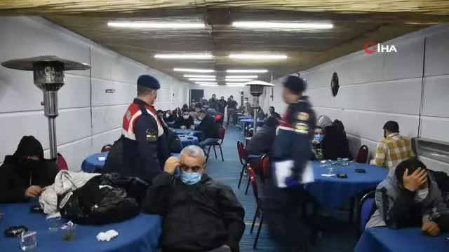 İzmir'de jandarmadan çiftlik evine kumar baskını: 62 kişiye binlerce lira ceza kesildi İzmir'de jandarmadan çiftlik evine kumar baskını: 62 kişiye binlerce lira ceza kesildi