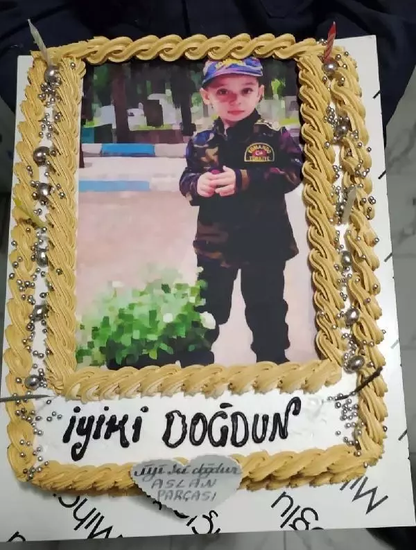Jandarmadan şehit uzman çavuşun oğlu Efe'ye doğum günü sürprizi Jandarmadan şehit uzman çavuşun oğlu Efe'ye doğum günü sürprizi