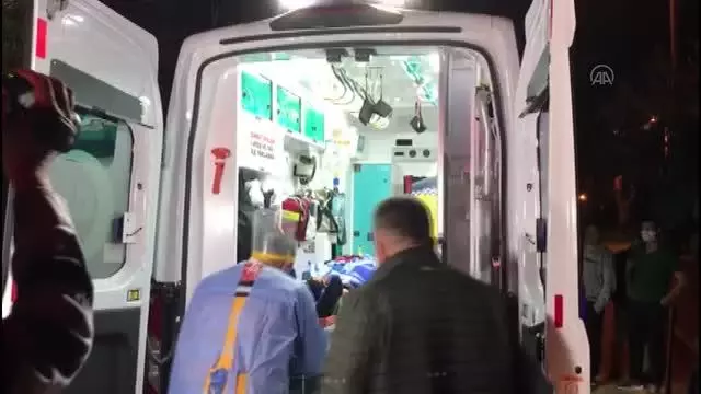 Kendisine kesici aletle zarar veren kişi, hastaneye kaldırıldı Kendisine kesici aletle zarar veren kişi, hastaneye kaldırıldı
