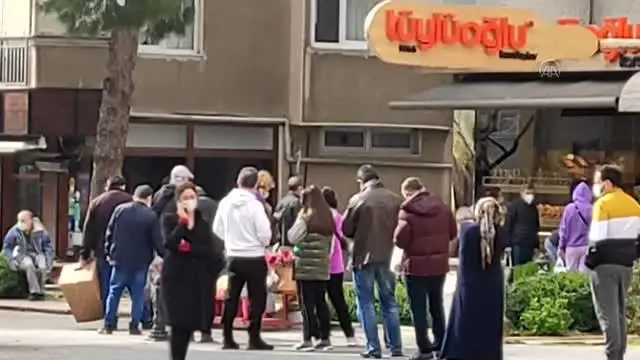 Kısıtlamada sosyal mesafeli pide kuyruğu Kısıtlamada sosyal mesafeli pide kuyruğu