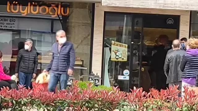 Kısıtlamada sosyal mesafeli pide kuyruğu Kısıtlamada sosyal mesafeli pide kuyruğu