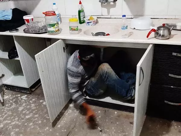 ANTALYA KUMAR BASKININDA MUTFAK DOLABINDA YAKALANDI ANTALYA KUMAR BASKININDA MUTFAK DOLABINDA YAKALANDI