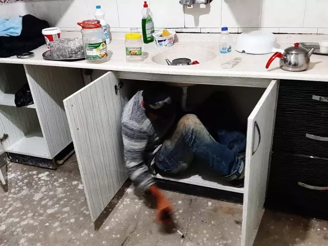 Kumar baskınında köşeye sıkışan şahıs, mutfak dolabının içinde yakalandı Kumar baskınında köşeye sıkışan şahıs, mutfak dolabının içinde yakalandı